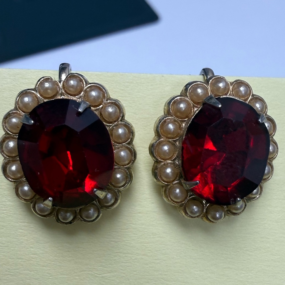 Vintage Coro stamped screw back Elegant faux red ruby and Gold coloured Earrings - Picture 5 of 12